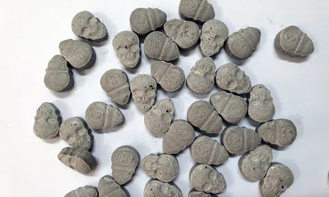 20.000 viên thuốc lắc hình đầu lâu ngụy trang trong hộp sữa bột